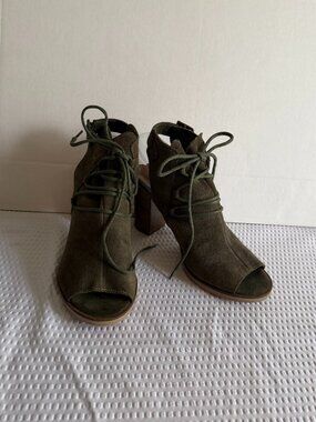 Bella Vita/Pru-Italy Almond Olive Green Suede Sandals/Shoes Size 7 ½*
